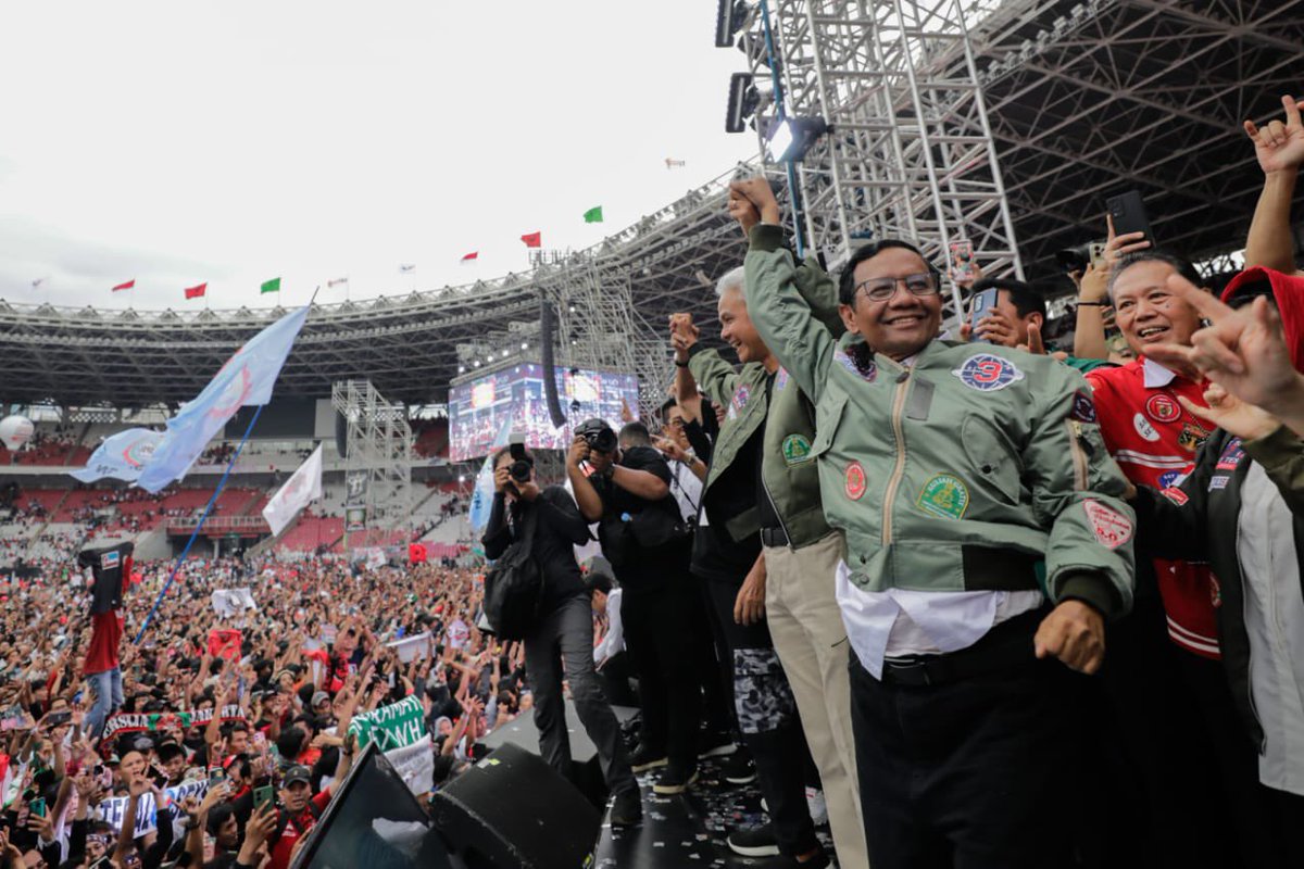 ArsjadRasjid's tweet photo. Vox populi vox dei.

Ketika suara hati rakyat lantang bergema, kekuatannya takkan terkalahkan.

Kemarin di GBK, segala lapisan masyarakat tumpah ruah merayakan pesta demokrasi di Konser Salam Metal: 03 Menang Total. Inilah hajatan rakyat yang sebenar-benarnya. https://t.co/VUJPxBmlX1