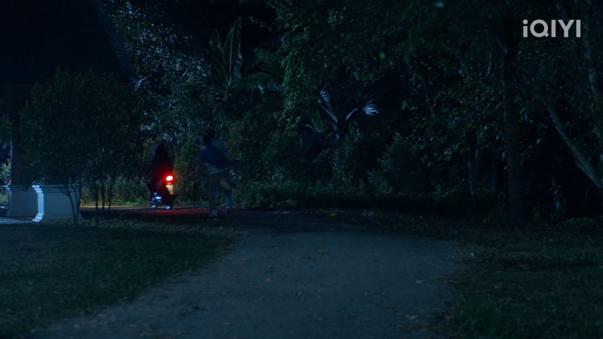Selvafkt's tweet photo. El fantasma huyendo en moto es muy icónico.
#DFF_EP3 https://t.co/4DdsuxqOXM