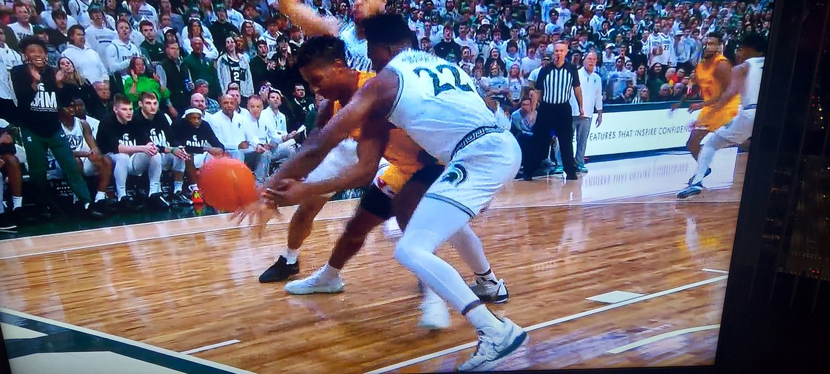 DeckerDesmond's tweet photo. Finally, Sisoko scrapes his hand all the way down the dribbler's arm to his hand and pries the ball free and it bounces harmlessly out of bounds

The Izzo fearing  #BIG10REFS  not only don't call any foul on #MSU, they decide the dribbler knocked the ball out of bounds https://t.co/J7Le3fZU6R
