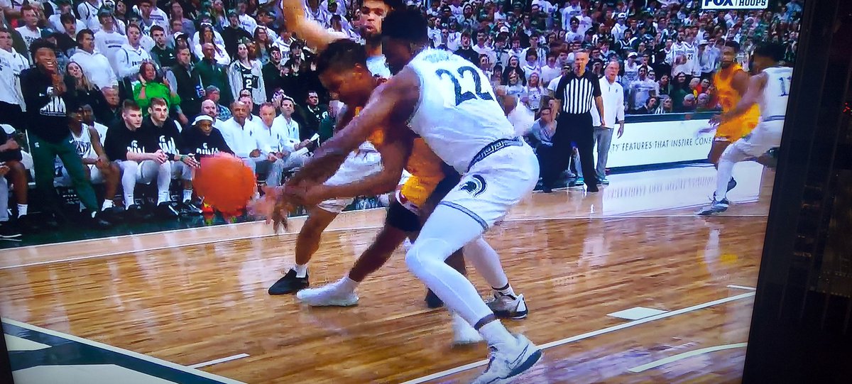 DeckerDesmond's tweet photo. Finally, Sisoko scrapes his hand all the way down the dribbler's arm to his hand and pries the ball free and it bounces harmlessly out of bounds

The Izzo fearing  #BIG10REFS  not only don't call any foul on #MSU, they decide the dribbler knocked the ball out of bounds https://t.co/J7Le3fZU6R