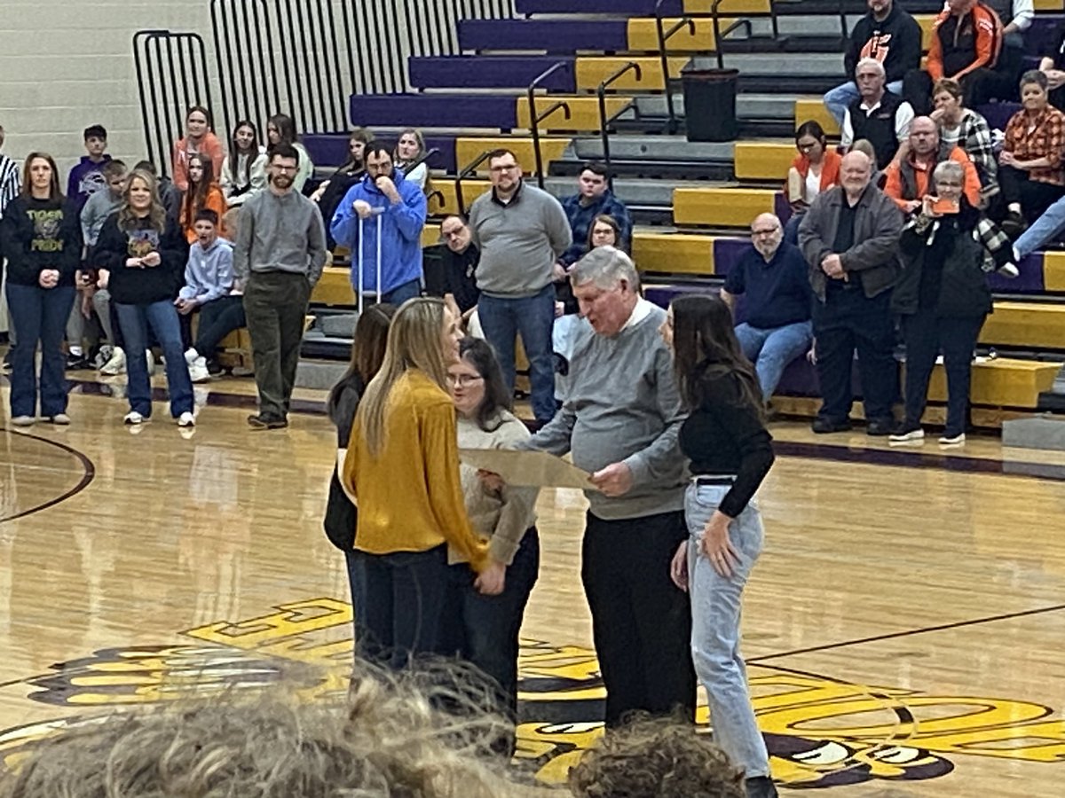 Jerry_Snodgrass's tweet image. Great evening sharing with so many coaches and administrators Holgate HS honoring its 2004 State Champions while also naming the court after longtime coach Paul Wayne. Congrats to a great coach, person, father, husband and friend to so many!