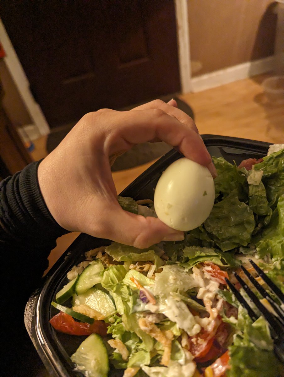 sXedgeKid's tweet photo. @Zaxbys My stepdad is legally deaf, so 
I'm sure the girls behind the counter thought he was yelling our order at them...and I understand being upset, but is that why my entire family got salads like this tonight? https://t.co/klBJybtwRo