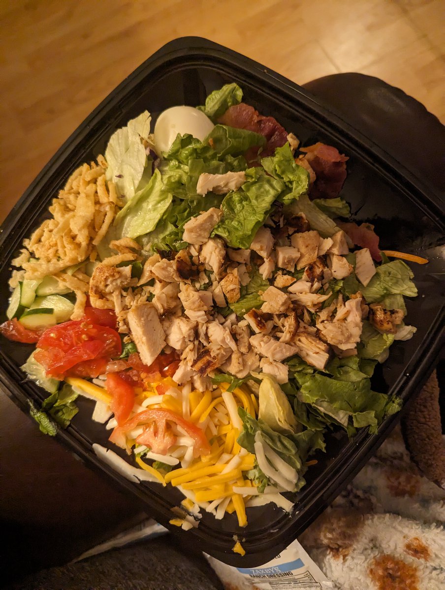 sXedgeKid's tweet photo. @Zaxbys My stepdad is legally deaf, so 
I'm sure the girls behind the counter thought he was yelling our order at them...and I understand being upset, but is that why my entire family got salads like this tonight? https://t.co/klBJybtwRo