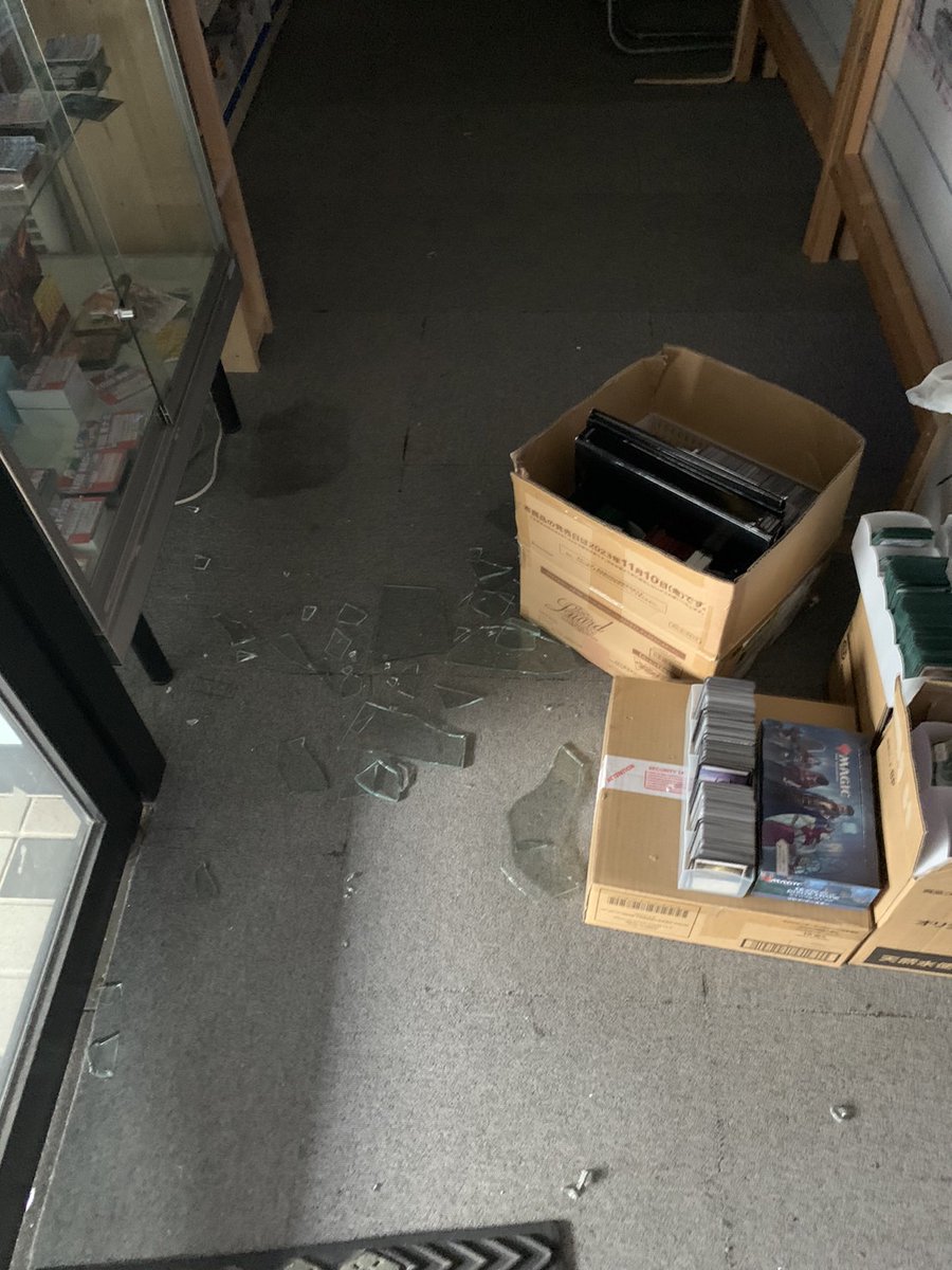 papy_yatomi's tweet photo. 【拡散希望】
本日未明に当店に窃盗犯が侵入いたしました。

一部ショーケースなどが破壊され、
店内にある高額商品や新品商品が被害にあいました。
店員はおりませんでしたので怪我人がいないことは幸いでした。

被害総額は１００万円以上になるかと思われます。
現在の営業になりまして1年半頑張ってまいりましたが、とても残念な思いです。
正直ほんと助けてほしいです。

本日も通常通り営業いたしております。
窃盗にも負けずに頑張ってまいりますので、
ぜひ応援いただきますようお願い申し上げます。