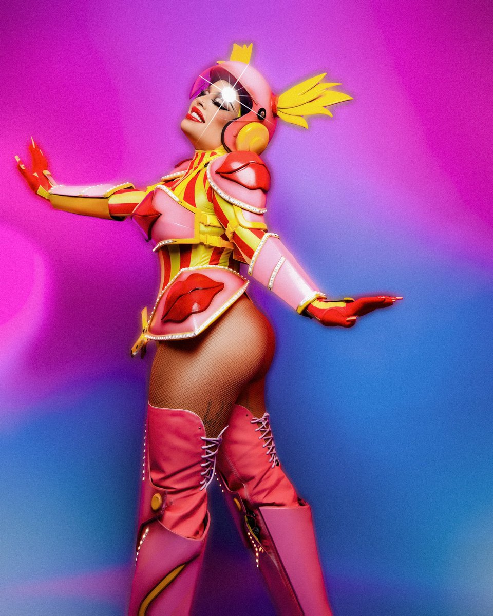 gloriagroove's tweet photo. Nossa GG deu três presentes pros groovers hoje: tema do carnaval, participação no Altas Horas, e um teaser de MODO XUXA... quem topa ajudar o ADM a retribuir os mimos e subir "MODO XUXA" nos trending topics?? 🛸🔥💋 https://t.co/wR0mgMDt8w