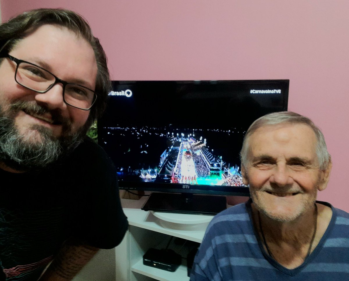 RodrigoForLucca's tweet photo. Programa de sábadão em família, direto do Rio Grande do Sul, curtindo as belezas dos desfiles das escolas de samba capixabas pelo #CarnavalnaTVE https://t.co/wB9vTwZcEC