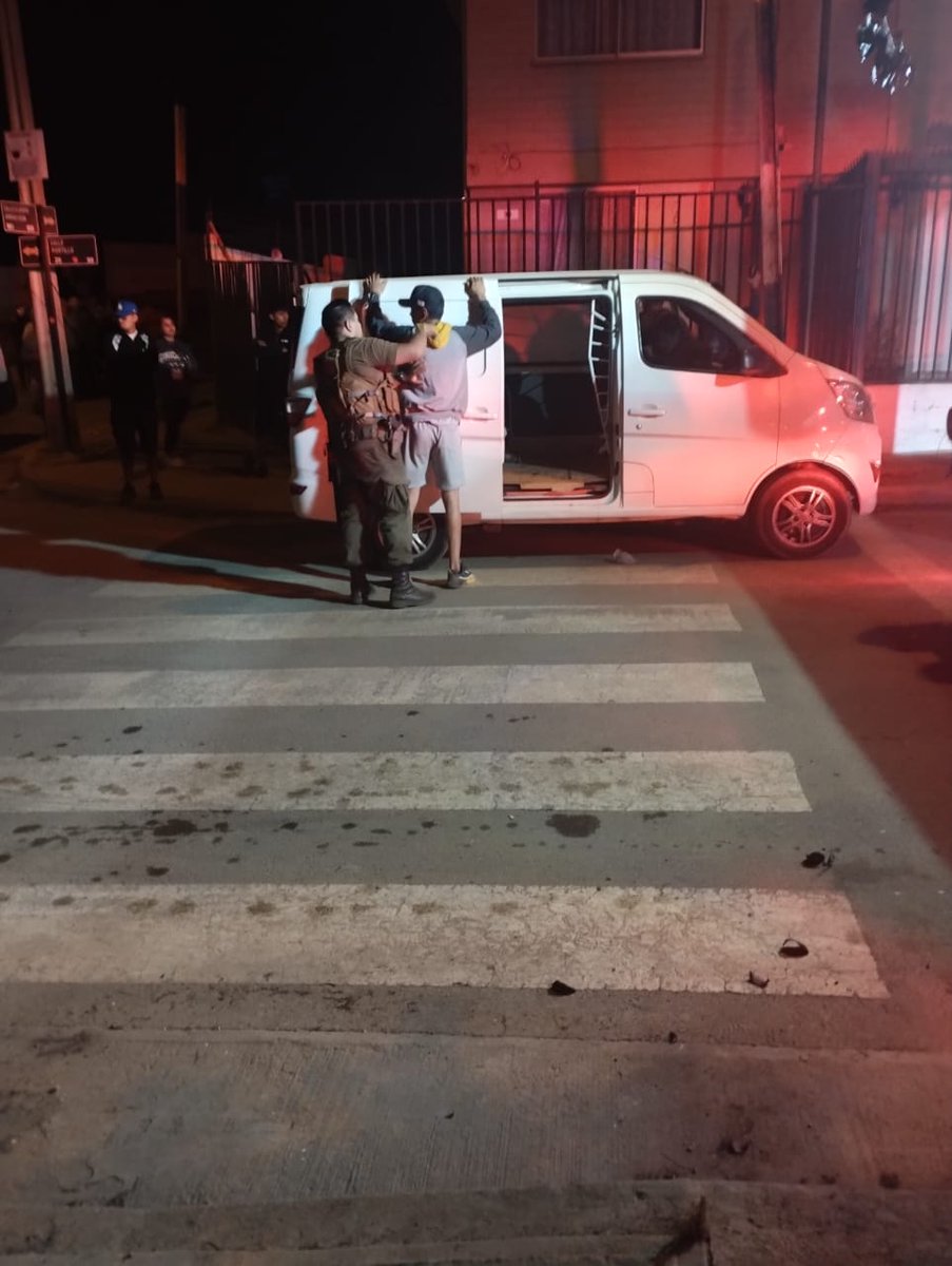 NoticiasValpoEx's tweet photo. #URGENTE #VIÑADELMAR

AHORA| Carabineros detiene a presuntos sospechosos de tratar de iniciar focos de  incendio en el sector de Villa Rukan. https://t.co/tROG0ubau2