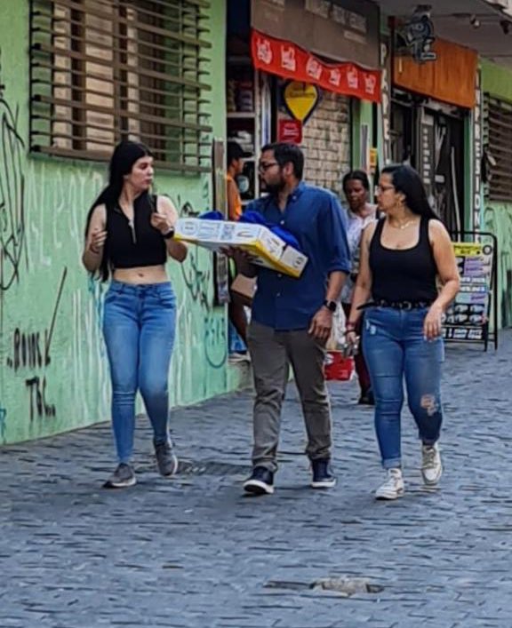 Luego el tipo recogió a la perrita junto a dos mujeres (los 3 venezolanos) , la dejaron en una caja como si fuera cualquier cosa y ninguno de los 3 se ve preocupado o triste por la muerte de la perrita, los 3 son complices. <a href="/PDI_CHILE/">PDI Chile</a>