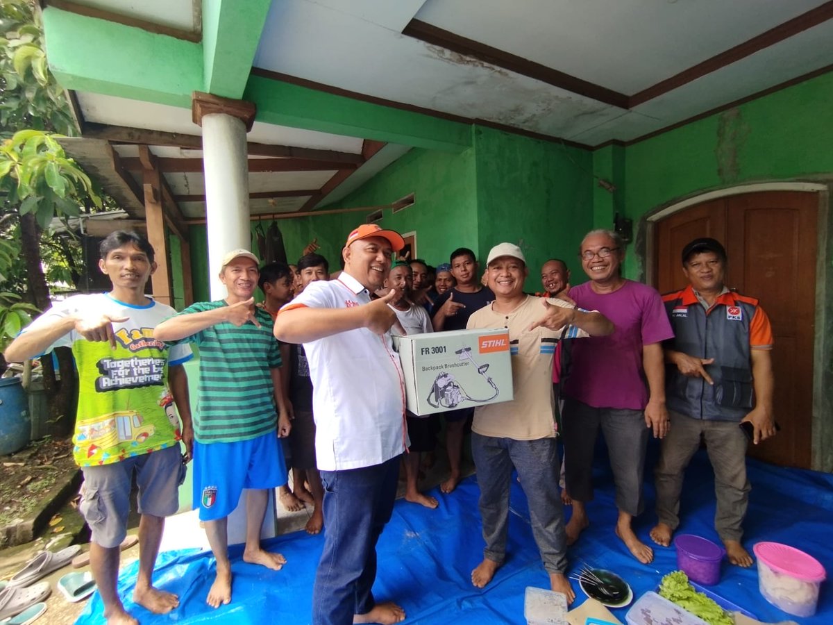 Haji Jalal Abdul Nasir Serahkan Mesin Potong Rumput untuk Merawat Taman Lansia dlvr.it/T2H2Hk