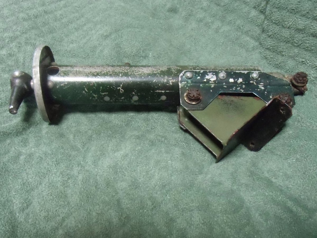 零戦二一型の31号機から、燃料のベーパーロック対策のため追加装備された燃料タンク冷却用シャッターの開閉ハンドル。右フットバーの右側という、極めて狭いスペースに配置されたが、うっかり足が当たっても、怪我が無いよう柔らかいアルミ文字盤で、実際入手した時はグニャグニャに曲がっていた。