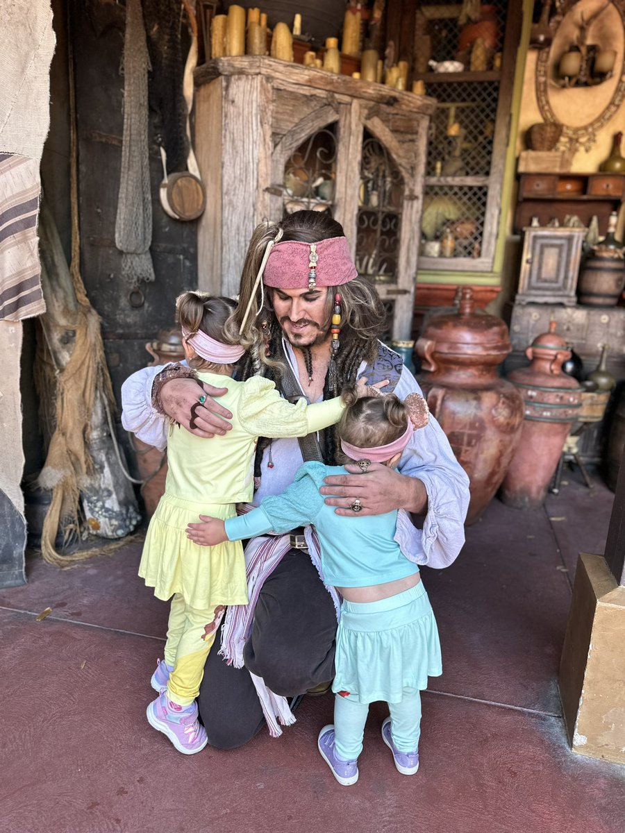MandaKap's tweet image. Captain Jack Sparrow made our trip yesterday (February 2nd). We went to see him twice (11:20 &amp;amp;11:30).  My kids think he’s their new best friend. He even asked for their autographs! Absolute magic ✨🏴‍☠️🖤#CastComplement