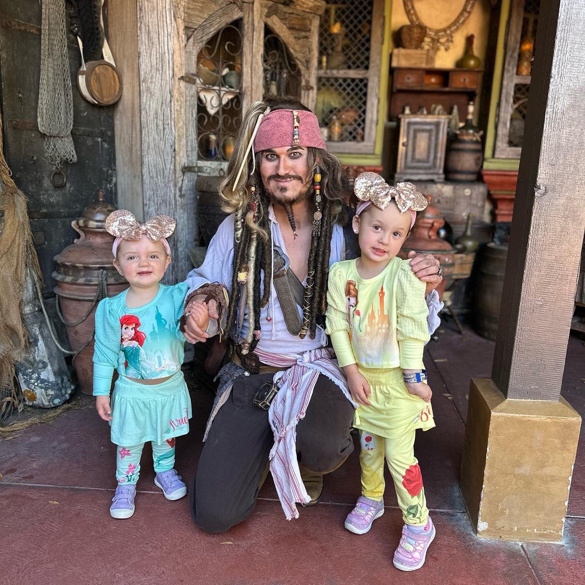 MandaKap's tweet image. Captain Jack Sparrow made our trip yesterday (February 2nd). We went to see him twice (11:20 &amp;amp;11:30).  My kids think he’s their new best friend. He even asked for their autographs! Absolute magic ✨🏴‍☠️🖤#CastComplement