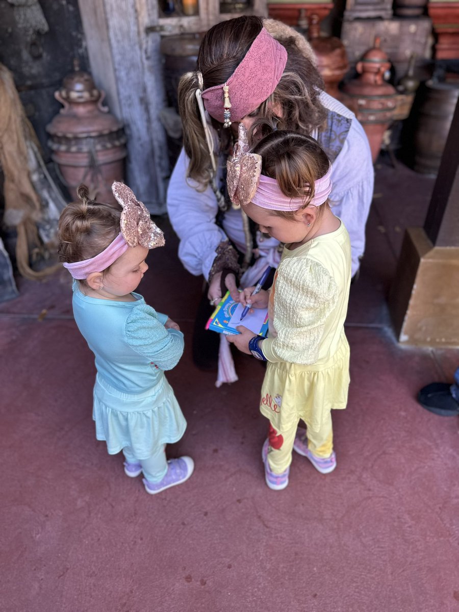 MandaKap's tweet image. Captain Jack Sparrow made our trip yesterday (February 2nd). We went to see him twice (11:20 &amp;amp;11:30).  My kids think he’s their new best friend. He even asked for their autographs! Absolute magic ✨🏴‍☠️🖤#CastComplement