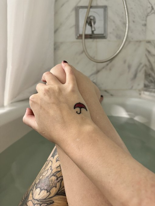 Let me see your sw tattoos! So happy I finally got mine this year ☺️ https://t.co/Bj7J2fVTNd