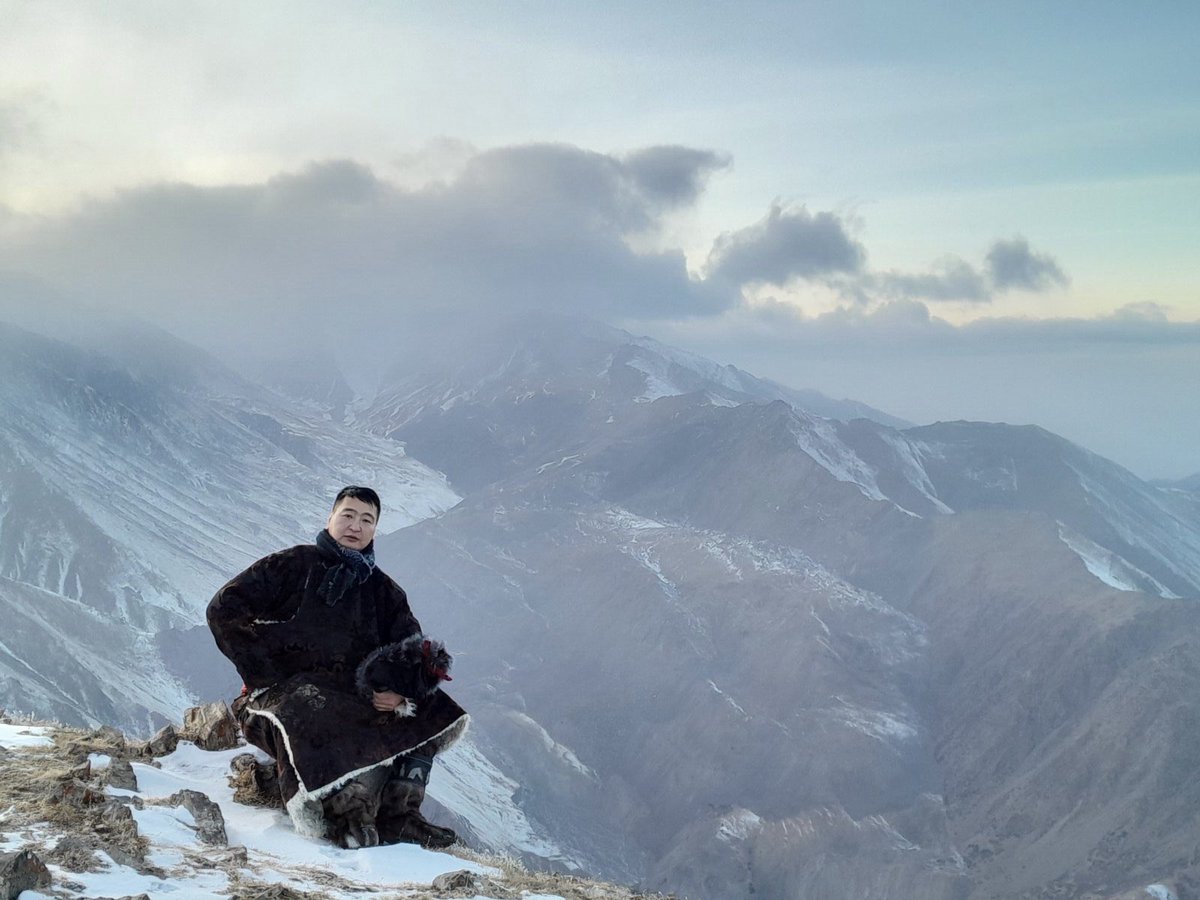 Хүн надад атаа өвөртлөн муулж байхад, би байгаагаараа л байдаг.
Холуур муу хэлчихээд, инээгээд уулзахад нь би бас байгаагаараа л байдаг.
Тэнгэрт тултал хөөргөн магтахад ч, би байгаагаараа л хүлээж авдаг.
Тэгээд намайг газарт унагахыг оролдоход ч, би бас байгаагаараа л байж ирсэн.