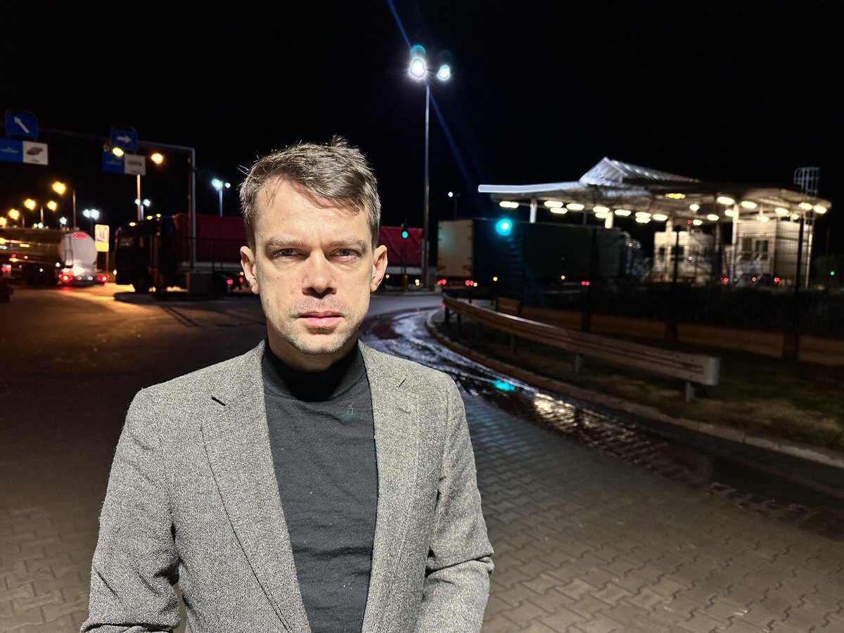 EKOlodziejczak_'s tweet photo. Rozpoczynam kontrole na przejściu granicznym z Ukrainą w Dorohusku. 

Wczoraj całodniowa kontrola w Hrubieszowie. 

Mam pierwsze ważne wnioski po tygodniowym skoordynowanym działaniu służb w dwóch województwach: lubelskim i podkarpackim. 
Jestem w ciągłym kontakcie z wojewodami, od których każdego dnia dostaję raporty. 

Polska granica będzie szczelna jak nigdy dotąd.