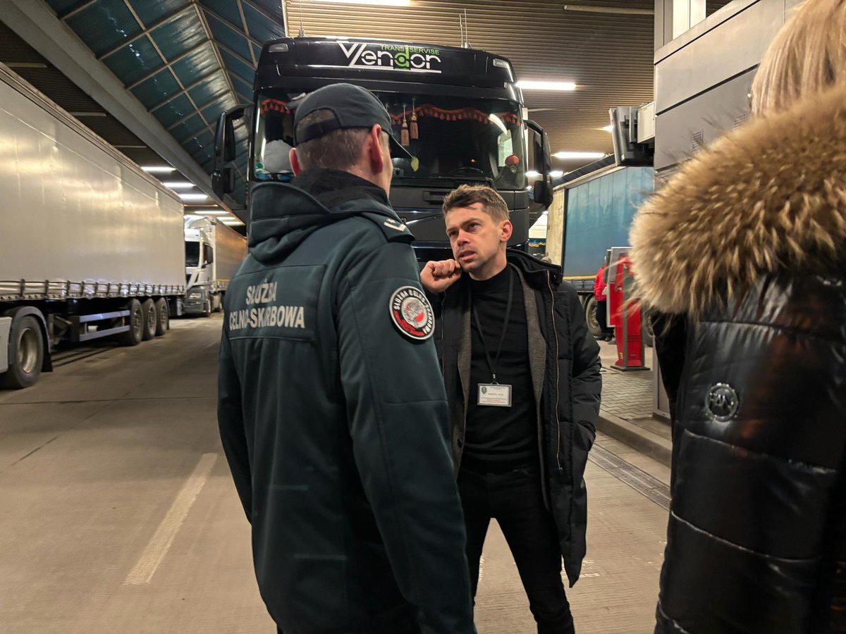 EKOlodziejczak_'s tweet photo. Rozpoczynam kontrole na przejściu granicznym z Ukrainą w Dorohusku. 

Wczoraj całodniowa kontrola w Hrubieszowie. 

Mam pierwsze ważne wnioski po tygodniowym skoordynowanym działaniu służb w dwóch województwach: lubelskim i podkarpackim. 
Jestem w ciągłym kontakcie z wojewodami, od których każdego dnia dostaję raporty. 

Polska granica będzie szczelna jak nigdy dotąd.