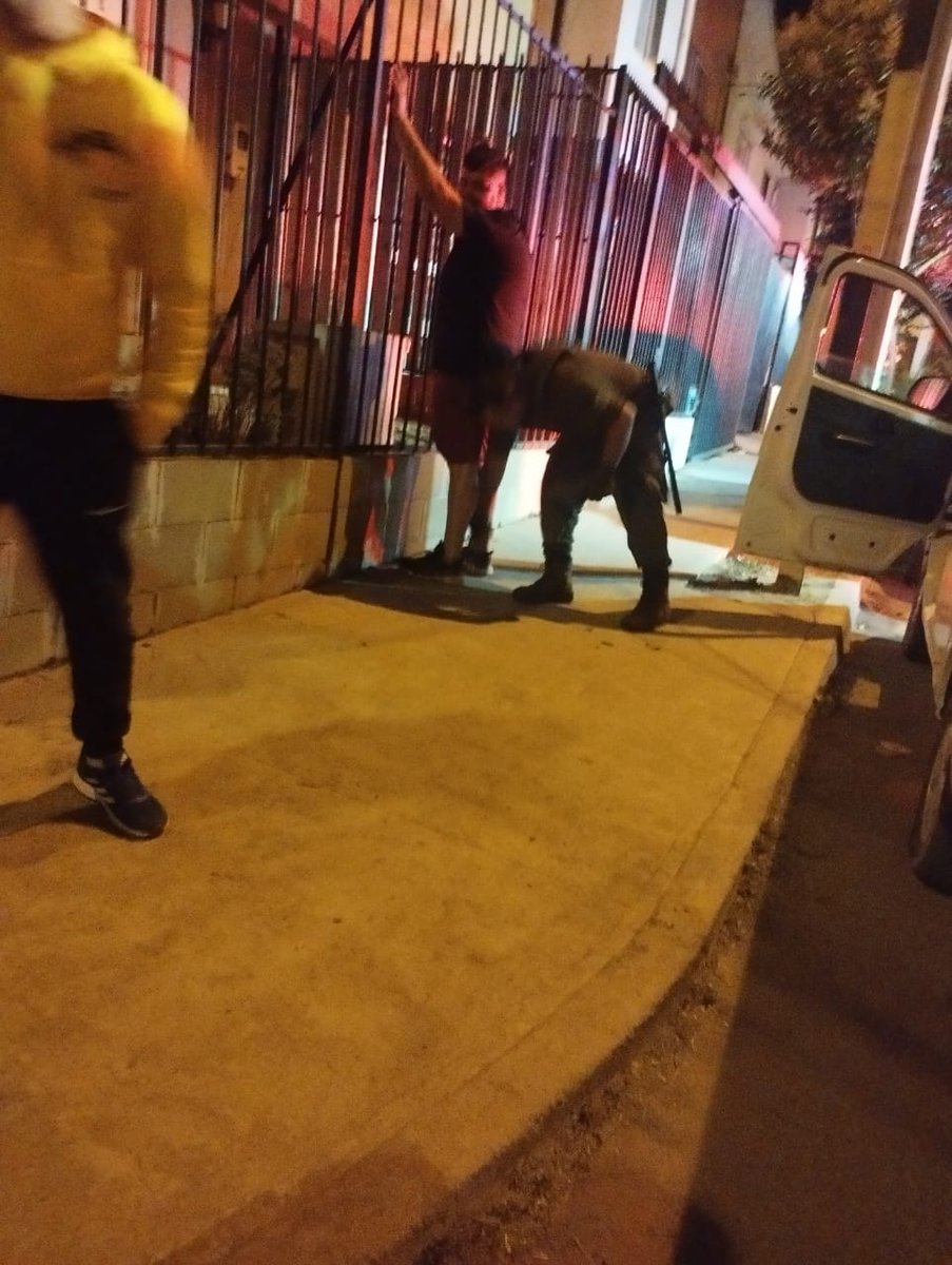TuiteroSismico's tweet photo. Carabineros detiene a presuntos autores de iniciar focos de  incendio en el sector de Villa Rukan. https://t.co/5WVkPLzLkd