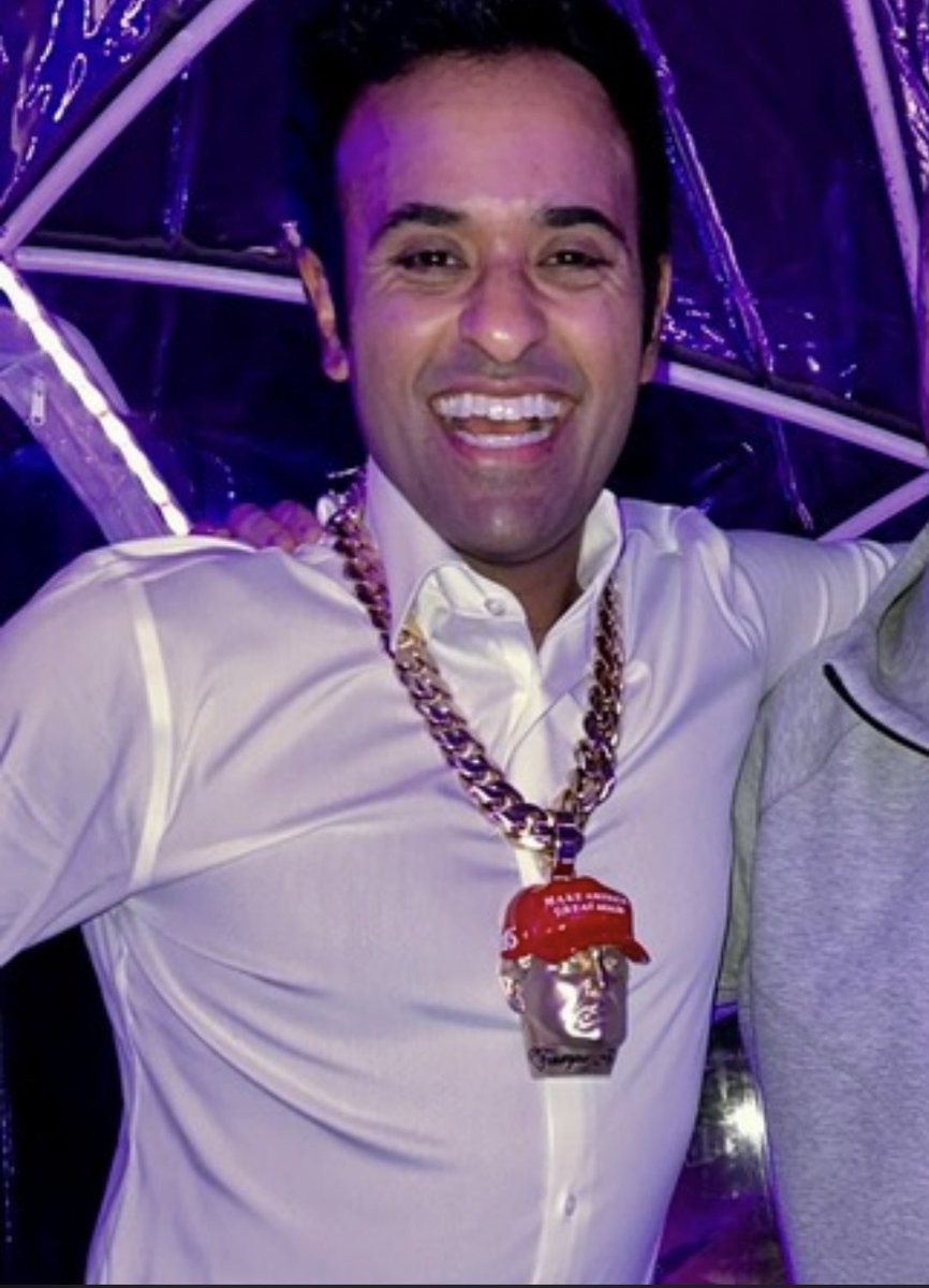 maura_resister's tweet photo. Check out the necklace 🤣🤣 https://t.co/r0FjjACd9m