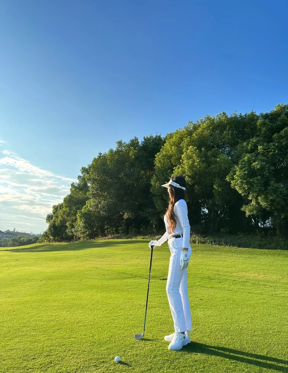 christymongdong's tweet photo. Beautiful day today. Played ball with girlfriends.🎉 https://t.co/b5MKJJQkmN