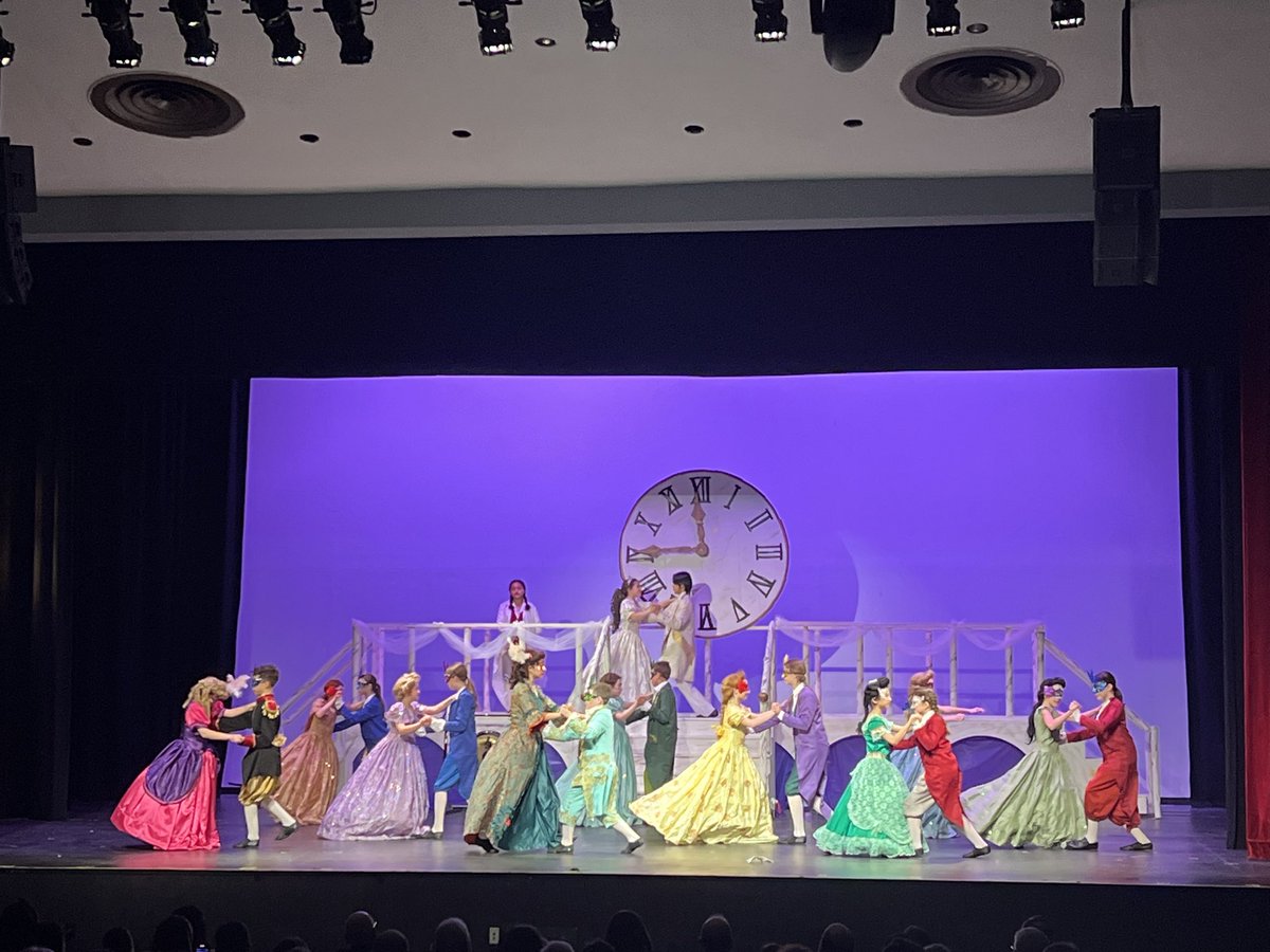 North Shore HS Masquers showed up for Middle School Masquers final performance of Cinderella. 
A North Shore moment👇🏼#community <a href="/drzublionis/">Chris Zublionis, Ed. D.</a> <a href="/CarolASmyth/">Carol Ann Smyth</a> <a href="/NSMS_Masquers/">North Shore MS Masquers</a> <a href="/NMasquers/">North Shore HS Masquers</a>