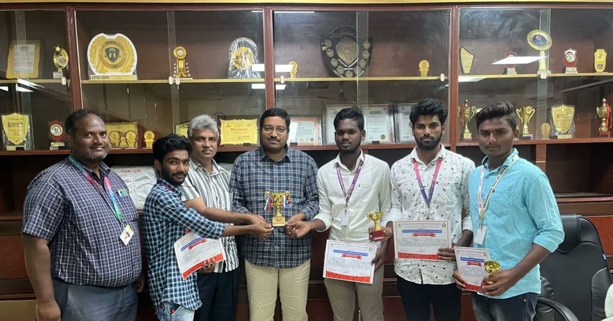chalapathicit's tweet photo. Congratulations! Our students won 3rd prize in JNTUk Ball Badminton Competition held at Sai Spoorty College.🏆 Let's celebrate their success and cheer them on for more amazing achievements in the future! 🎉🙌 #aadudamandhra #guntur #andhrapradesh #republicday #sport #techinical https://t.co/G8NSrsDPLr