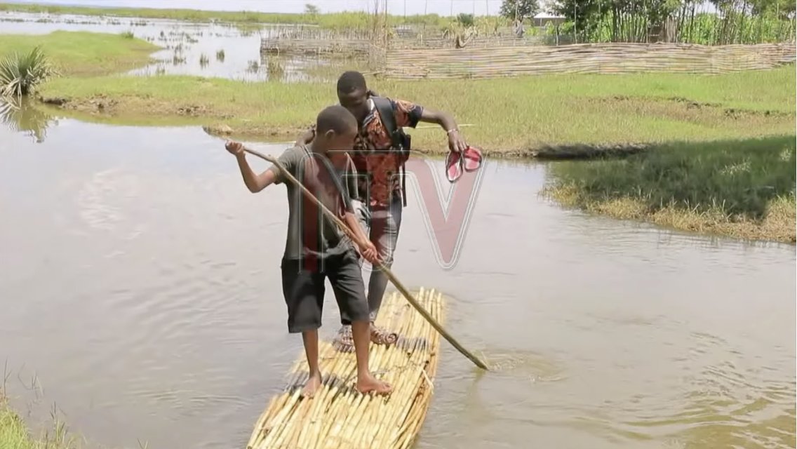 ntvuganda's tweet photo. Abakulembeze mu disitulikiti ye Ntoroko bali mu kaweefube w’okukola ekitindo okusobola okuziyiza amazzi agava ku kubooga kw’omugga Ssemuliki. 

#NTVNews

👉 https://t.co/LIdcfG771S https://t.co/utz2qoBvuu