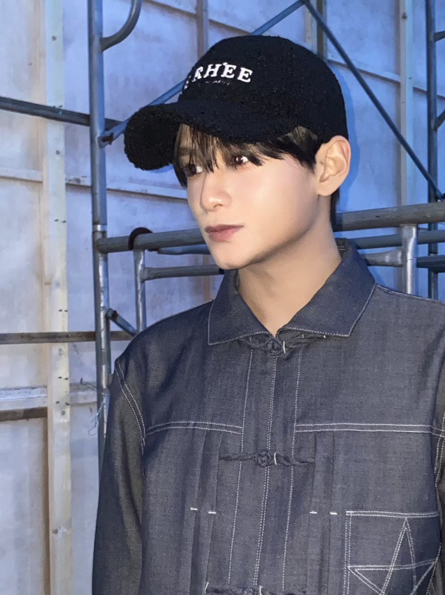 자얀] just unlocked the fashion week core 💛 #XODIAC #소디엑