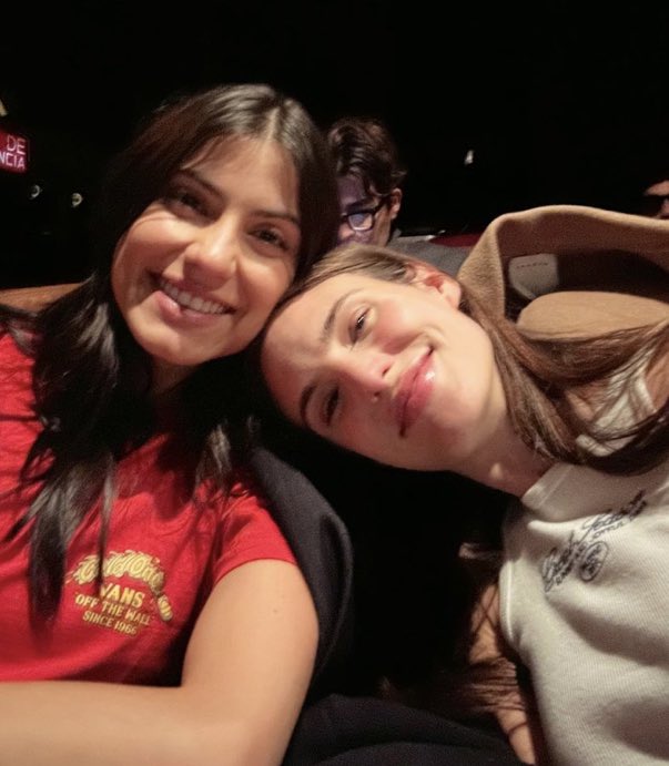 Después del encuentro #Barbarena en Brasil muchas escritoras reconectaron y nos regalaron capítulos de los fics pendientes… claramente la foto de ayer no llega ni al 5% de Brasil pero la esperanza es lo ultimo que se pierde… así que manifestando actualizaciones 🕯️
#Juliantina