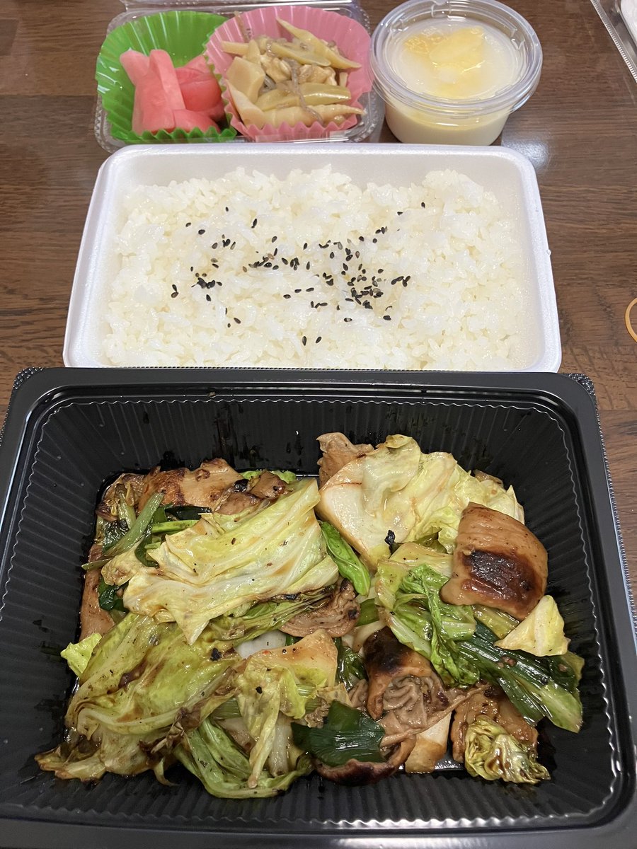 takanuko's tweet photo. 今別町まごころさん、ホルモン弁当と唐揚げ弁当。
ホルモンと唐揚げはもちろん、ご飯まで美味しかった！
デザートの杏仁豆腐は濃厚〜。
※お味噌汁も付いてます。撮り忘れました😅
#アスパム冬まつり
#まごころ
#ツウ軽 https://t.co/1Yh3iMrtCX