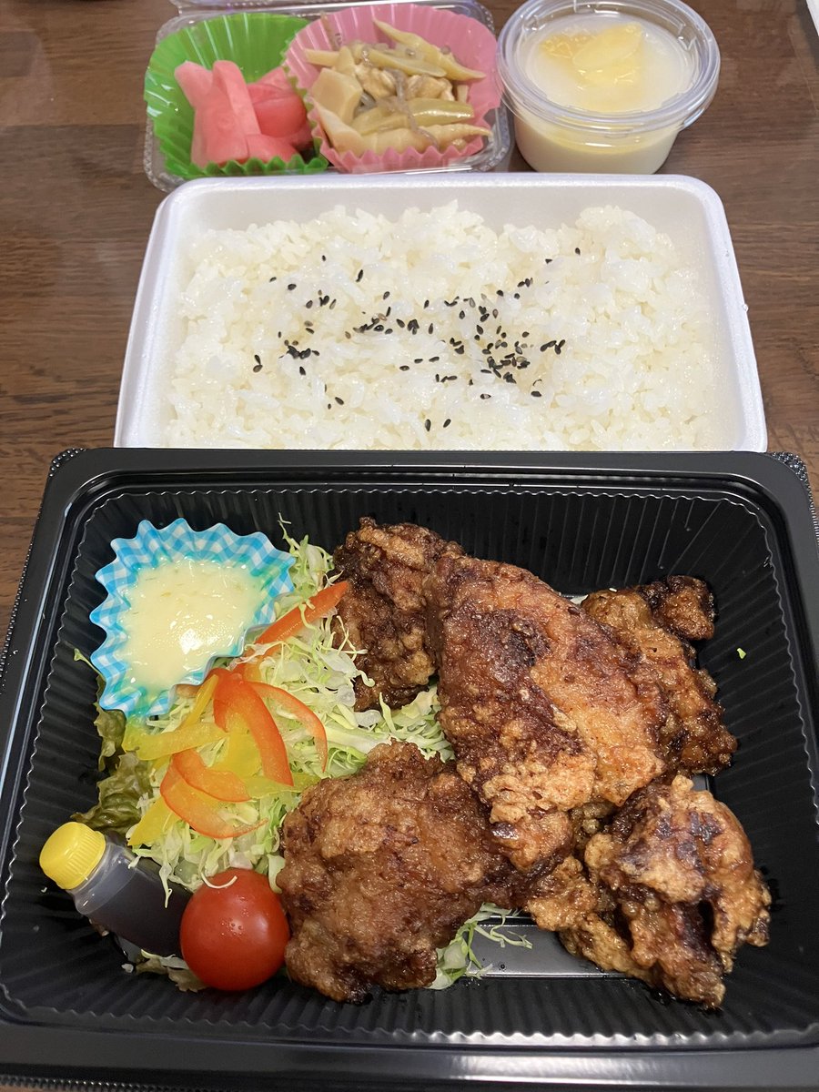 takanuko's tweet photo. 今別町まごころさん、ホルモン弁当と唐揚げ弁当。
ホルモンと唐揚げはもちろん、ご飯まで美味しかった！
デザートの杏仁豆腐は濃厚〜。
※お味噌汁も付いてます。撮り忘れました😅
#アスパム冬まつり
#まごころ
#ツウ軽 https://t.co/1Yh3iMrtCX