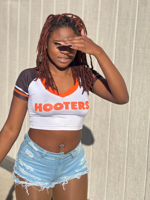 Tb to my hooters girl days 🦉 https://t.co/3VrkC2erzl