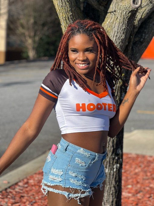 Tb to my hooters girl days 🦉 https://t.co/3VrkC2erzl