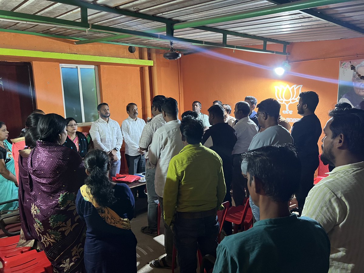 dbehera_bjp's tweet photo. ଭୁବନେଶ୍ୱର ସାଙ୍ଗଠନିକ ଜିଲ୍ଲା ଉତ୍ତର ଗ୍ରାମୀଣ ମଣ୍ଡଳ ସଭାପତି ଯତୀନ୍ଦ୍ର ମାହାନ୍ତିଙ୍କ ନେତୃତ୍ୱରେ ଆୟୋଜିତ #ଗାଁକୁ_ଚାଲ ଅଭିଯାନର କର୍ମଶାଳାରେ ନେତୃବୃନ୍ଦଙ୍କ ସହ ଯୋଗଦାନ କରିବା ଅବସରରେ | https://t.co/Awkk3VAgdA