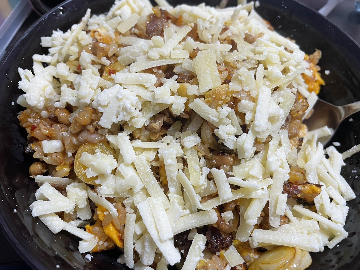 x1510091815's tweet photo. 納豆キムチーズ炒飯
発酵食品入れときゃうまいやろの精神 https://t.co/A8DywXVGSM