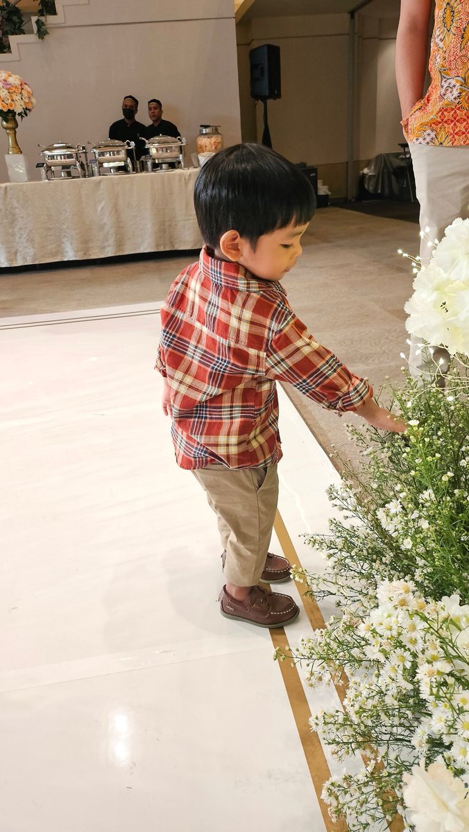 Merupakan sebuah kemewahan, bisa selalu bersama anak. Kondangan pun always together 🩷