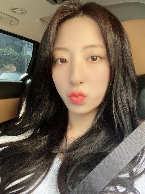 i need to squish her cheeks so bad