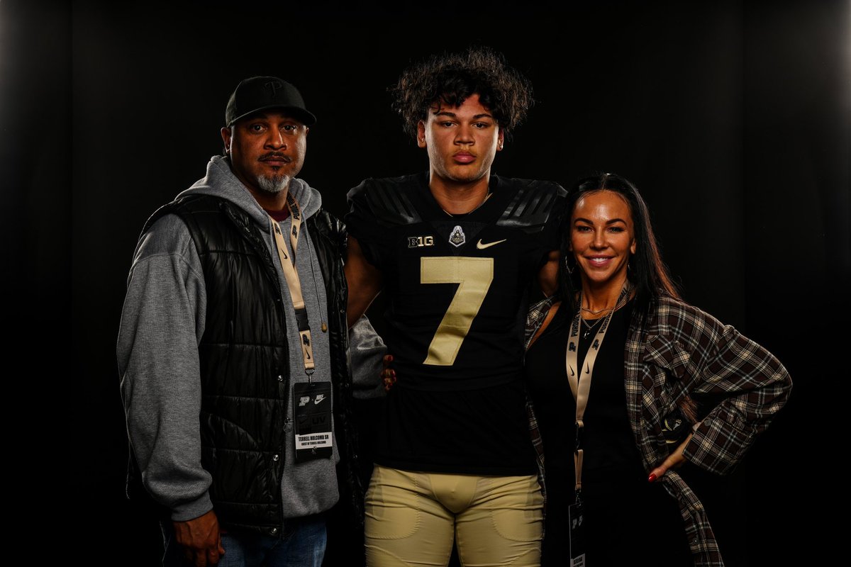 Had a great Junior day at Purdue University!! Thank you to @IamSmart45 @CoachKaneBoiler @Coach_Walters @CoachNatePurdue for having me🖤!#HUNT @gahannafootball @Coach_MHolliday