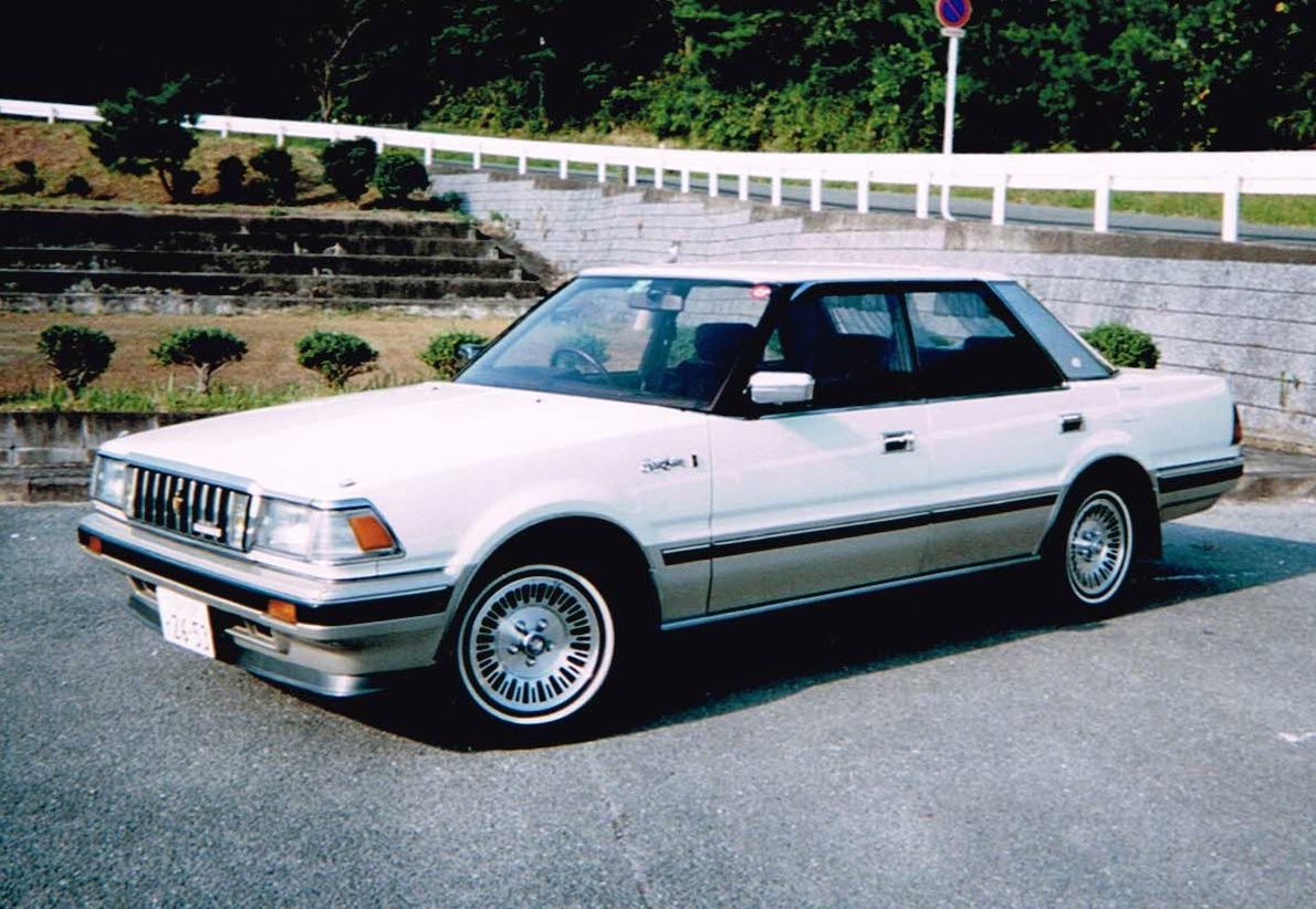 Elegant_CROWN's tweet photo. 愛車遍歴① (2000年2月〜2002年4月)昭和61年式トヨタクラウン ロイヤルサルーン スーパーチャージャーSタイプパッケージ
ホワイトリボンタイヤは好みではないが、そのまま乗っていました。大学卒業間近で初愛車となりました。
#12クラウン
#120クラウン
#GS121 https://t.co/kt0xz2sqfJ