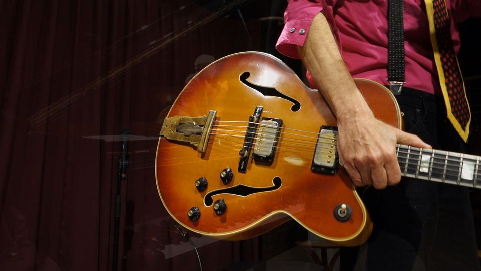 JazzMusicInst's tweet photo. Joshua Breakstone is holding two workshops THIS Friday at JMI Live! 
Purchase a discounted Full Admission ticket ($30+BF) for entry to both workshops, or $20+BF entry for one!

Vocal: 12pm - 1:30pm
https://t.co/I9mgwZJavb 
Guitar: 1:45pm - 3:15pm
https://t.co/qgCU0MgZuK https://t.co/zUPXAXFj9f