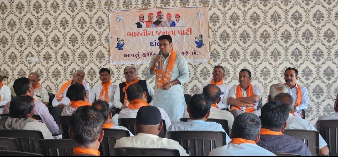 VasantBhatol1's tweet photo. દાંતા મંડળના નવાવાસ શક્તિપીઠ, દાંતા શક્તિપીઠ, સાંઢોસી શક્તિપીઠ, ખંઢોરઉંબરી શક્તિપીઠમાં "ગાંવ ચલો અભિયાન" અંતર્ગત કાર્યશાળા યોજાઈ.
જેમાં પૂર્વ કેન્દ્રીય ગૃહમંત્રીશ્રી હરિભાઈ ચૌધરી સાહેબ, શ્રી કિરણસિંહ રાજપૂત અને કૃણાલભાઈ ભટ્ટ દ્વારા આગામી કાર્યક્રમ વિશે માર્ગદર્શન આપવામાં આવ્યું. https://t.co/ogEuDalSSP
