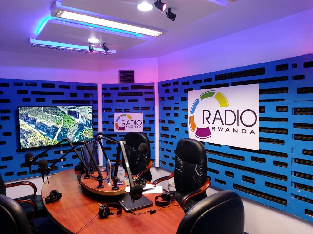 MRutagarama1's tweet photo. Nyuma yo kuryoherwa n’ibyavugiwe muri #RwandaDay2024 Dukomereze uyu #Umunezero mu #Indirimbo wakuze wumva. 5H05 - 8H00 @Radiorwanda_RBA #TWEGERANE aho udusanga hose ukangutse dukomezanye.. nakubwira iki…🕺🏼💃🏽@iss_beniii @UwamahoroAriane @JPierreNKURANGA @rbarwanda https://t.co/eZbDCBoJ49