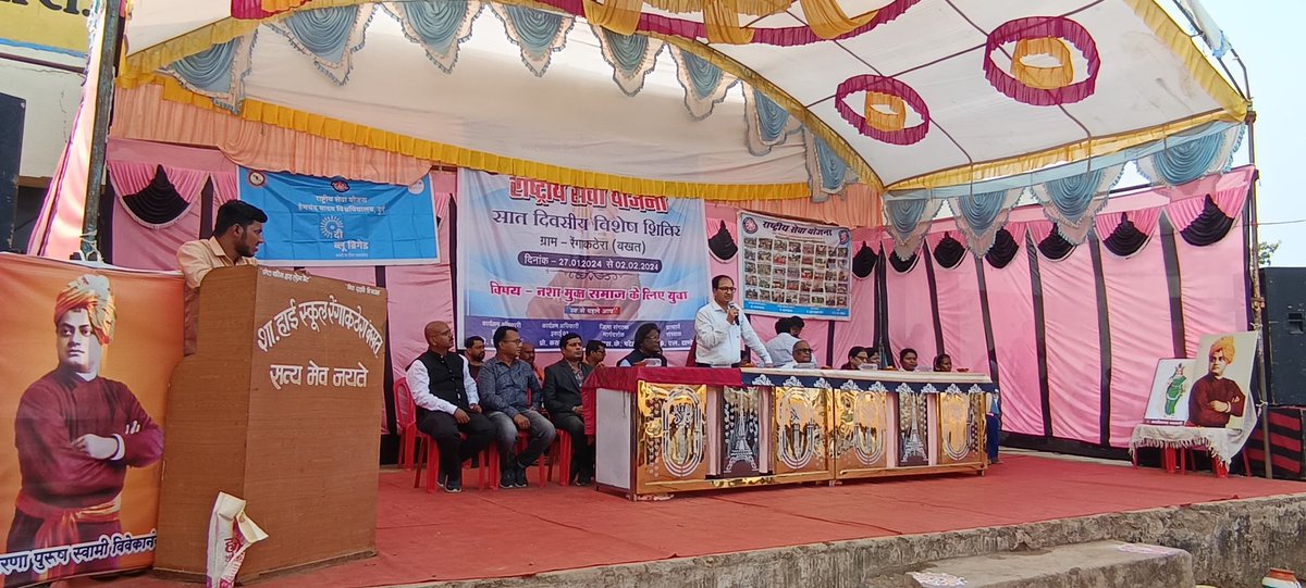 nssdmvrjn's tweet photo. #रासेयो इकाई 1&amp;2 शा.दिग्विजय महा.राजनंदगांव(छ.ग)#7DaySpecialCamp  ग्राम-रेंगाकठेरा(बखत)जिला-राजनंदगांव(छ.ग)
#6thDay #बौद्धिक_परिचर्चा मे शामिल हुए
जिला कलेक्टर संजय अग्रवाल और कहा 
"युवाओं की शक्ति का समाज एवं देश की विकास में महत्वपूर्ण योगदान है।"
@_NSSIndia
@NssChhattisgarh https://t.co/gXjwIluwF8