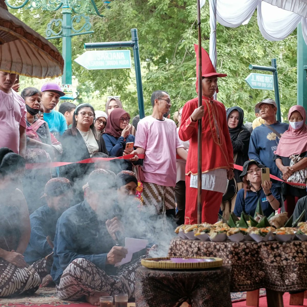 hamzahbatik's tweet photo. Melalui momen Sabtu Kliwon, Hamzah Batik hadir untuk mengedukasi dan memperkenalkan budaya Jawa. Sabtu Kliwon diharapkan dapat menunjukkan adat budaya Jawa dalam mengungkapkan syukur dan memanjatkan doa. https://t.co/26RnpqIRQh