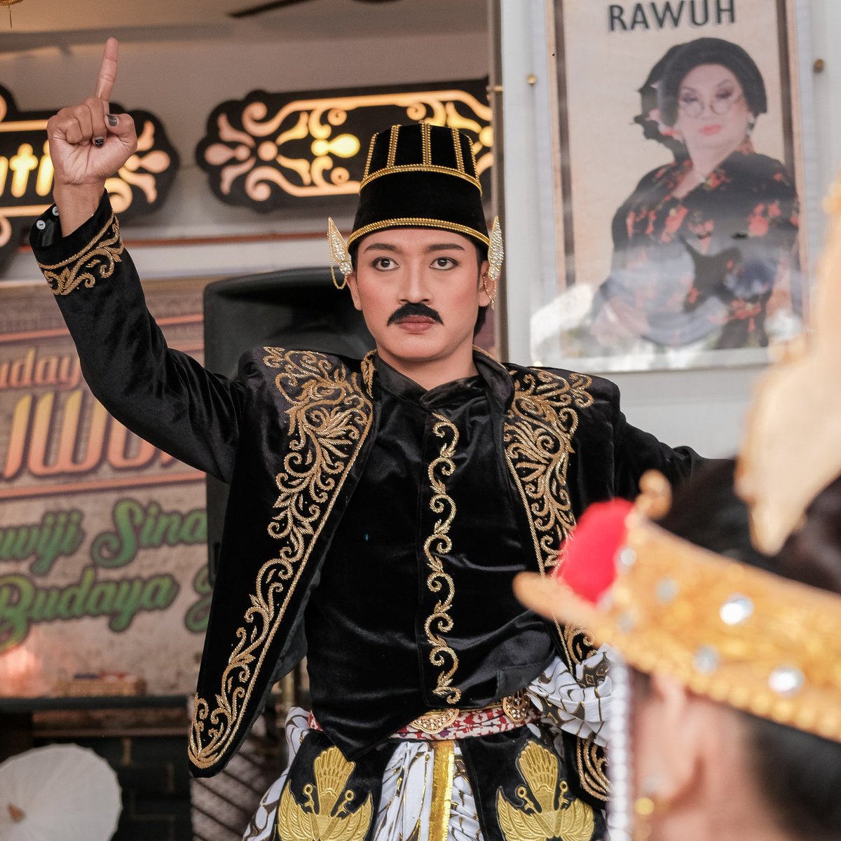 hamzahbatik's tweet photo. Sebagai pusat oleh-oleh Jogja yang dinaungi budaya Jawa yang kental, Hamzah Batik terus berusaha untuk memberikan pengalaman berbelanja terbaik bagi setiap wisatawan yang datang berkunjung. Hamzah Batik pun berhadap dapat  turut mendukung kemajuan pariwisata di Yogyakarta. https://t.co/O7pGnfSpTO