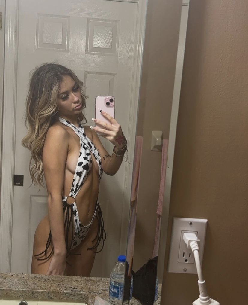 thyZoee's tweet photo. Dm me for content ;) doing deals this weekend 

#content #nsfw #onlyfans https://t.co/82yYq1p5Jf
