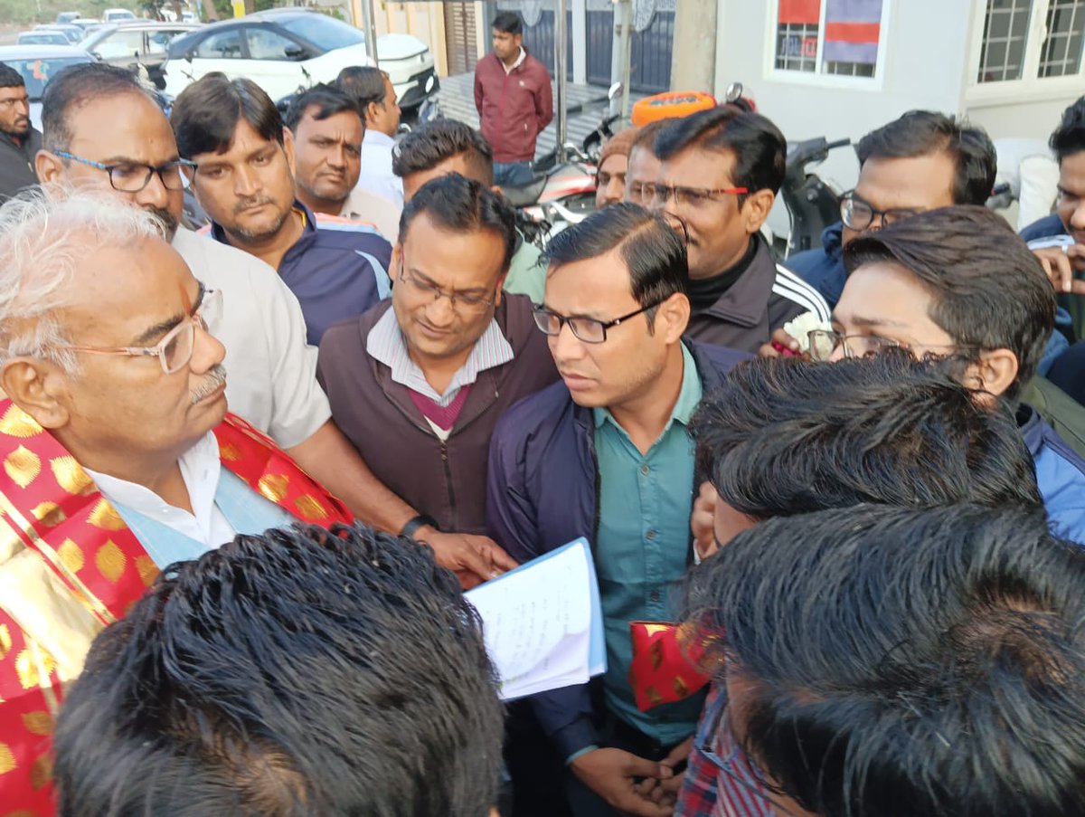 Dinesh24012838's tweet photo. कंप्यूटर अनुदेशकों की पदनाम और वेतन विसंगति की पुकार राजस्थान सरकार माननीय शिक्षा मंत्री मदन जी दिलावर जी तक पहुंची धन्यवाद कोटा #bci टीम

@madandilawar @DainikBhaskar @vinodmittal9 @8PMnoCM @mukesh1275 @1stIndiaNews @zeerajasthan_ @Akey_RJ18 https://t.co/2W2eGy6Bwn