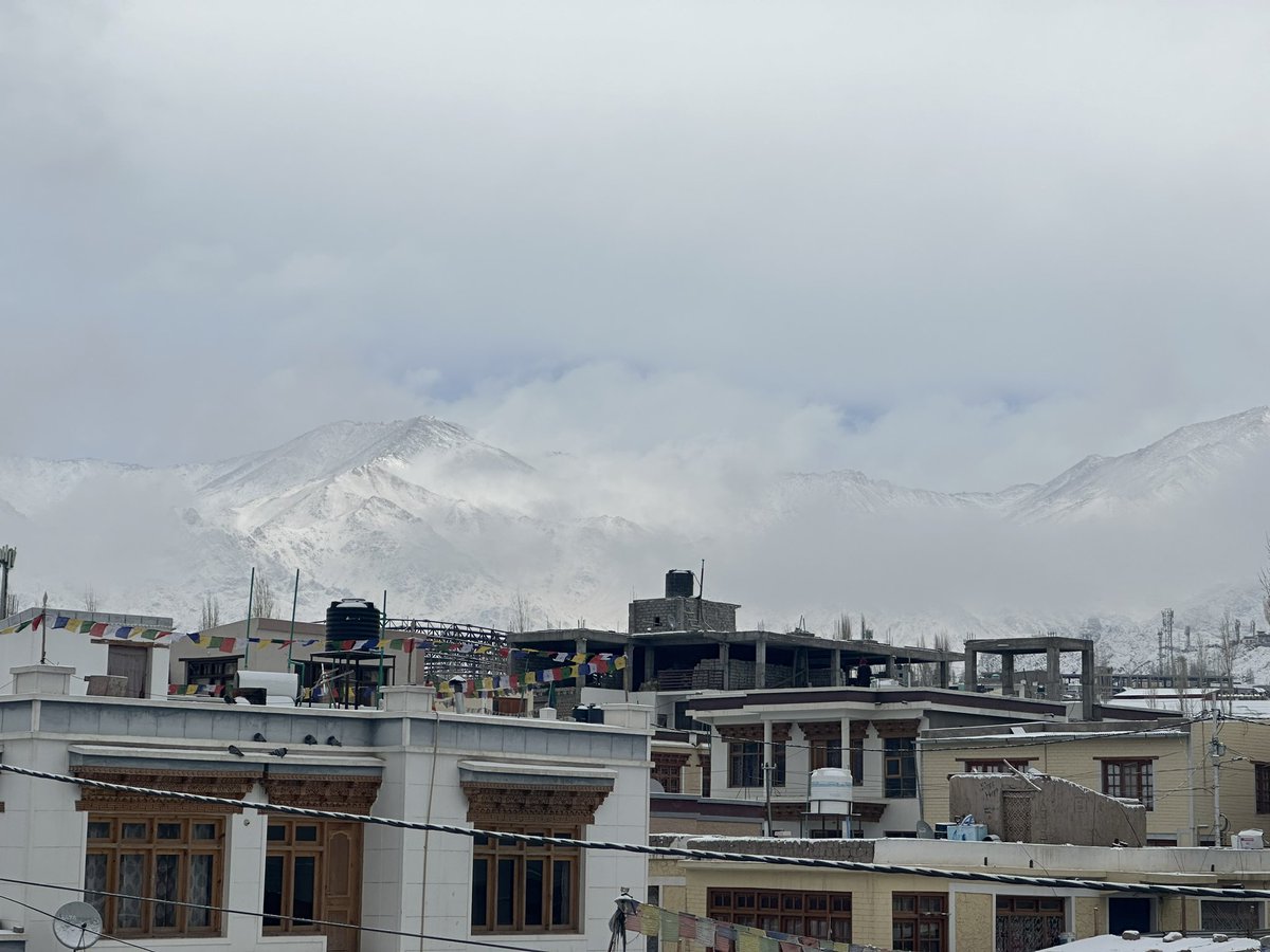 EarthNewsLadakh's tweet image. Finally #HeavySnowfall in Leh City @metcentreleh