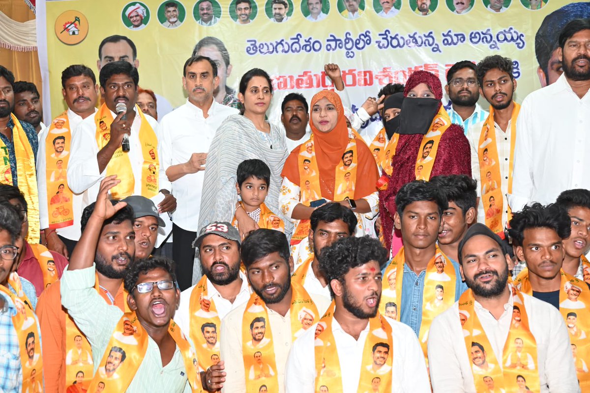 R_Madhavi_Reddy's tweet photo. ఈ రోజు కడప నగరంలో Y జంక్షన్లో అష్టలక్ష్మి కళ్యాణ మండపంలో వెణుతుర్ల రవిశంకర్ రెడ్డి గారు మరియు అతని అనుచరులను టీడీపీ పోలిట్ బ్యూరో సభ్యులు @ReddeppagariSVR గారితో కలిసి కండువా కప్పి తెలుగుదేశం పార్టీలోకి ఆహ్వానించడం జరిగింది.
#Joinings #party #kadapa #TDPforDevelopment #TDPJoinings #Kadapa #AndhraPradesh