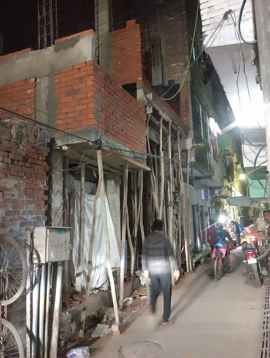 liveankitknp's tweet image. #कानपुर मलिन बस्ती घोषित अमीनगंज हिन्द स्टेट हाते मे हो रहा अवैध निर्माण..

सूत्रों की माने तो दबंग रिजवान करवा रहा अवैध निर्माण,मलिन बस्ती घोषित हाते में बनी है कई अवैध इमारते,जिम्मेदार अधिकारी बने मूकदर्शक,बेकनगंज थाना क्षेत्र अंतर्गत 95/91 अमीनगंज हिन्द हाते का मामला